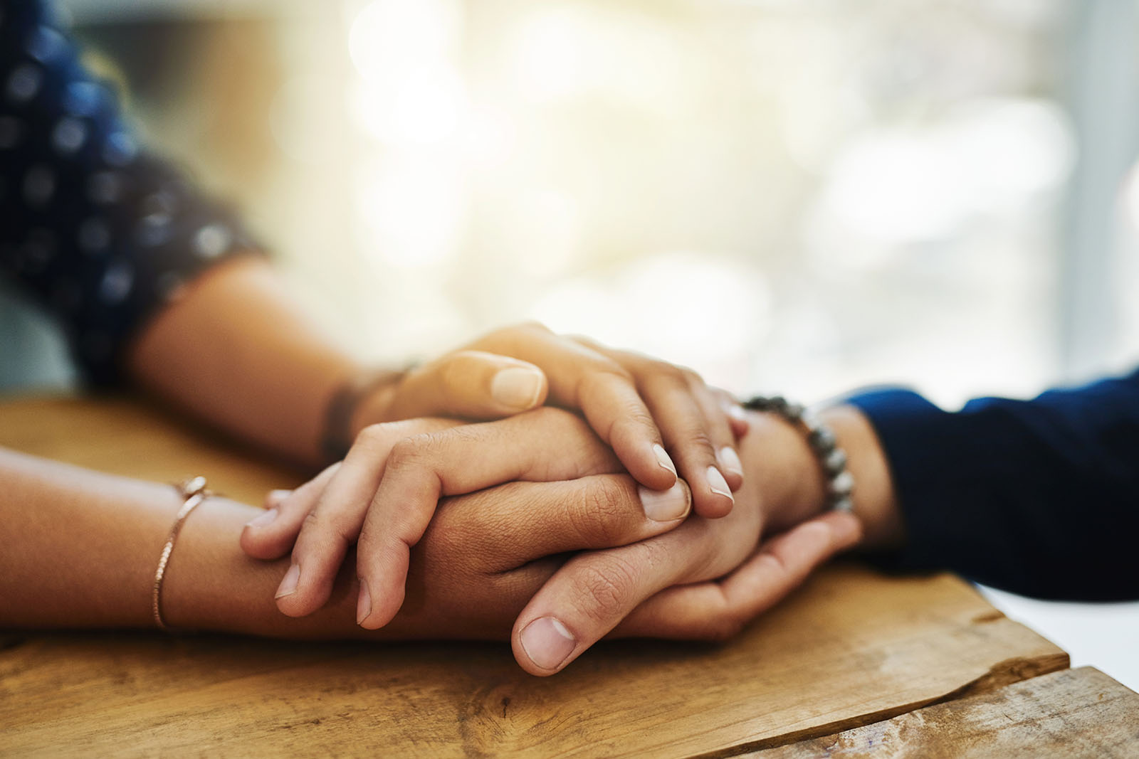 In der Trauer Trost spenden - so stehen Sie Menschen in schweren Zeiten bei